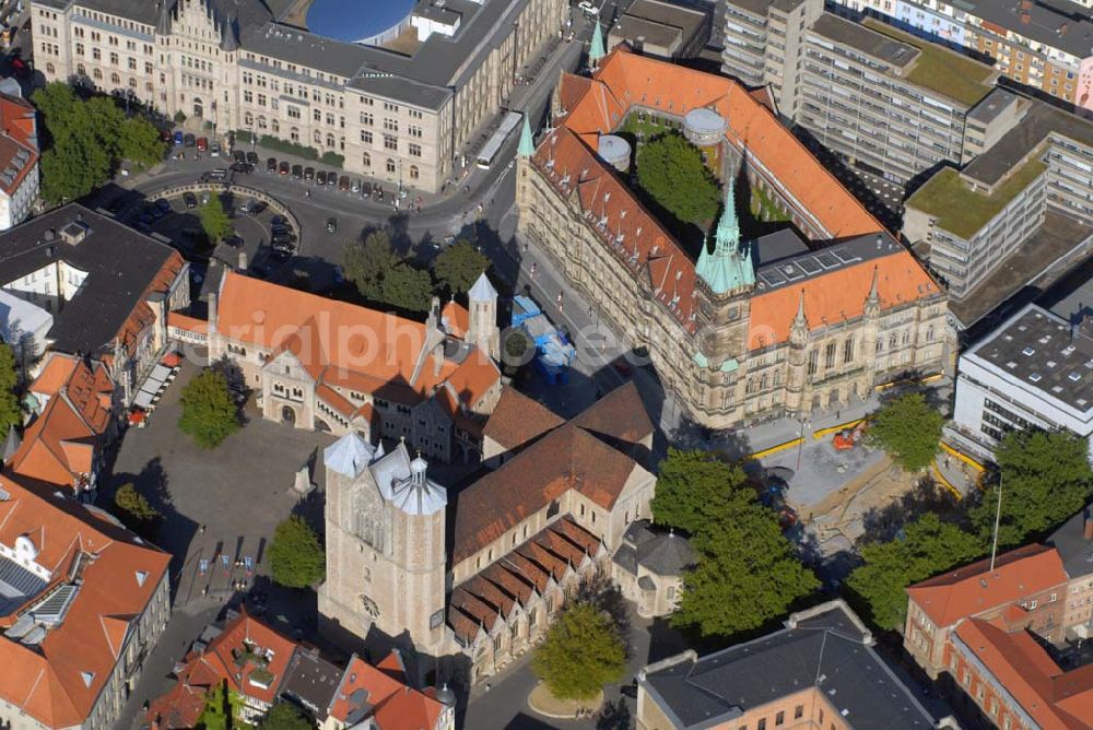 Aerial image Braunschweig - Blick auf das Rathaus in Braunschweig Anschrift: Platz der Deutschen Einheit 1;38100 Braunschweig Blick auf den Braunschweiger Dom Anschrift: Domplatz; 38100 Braunschweig;