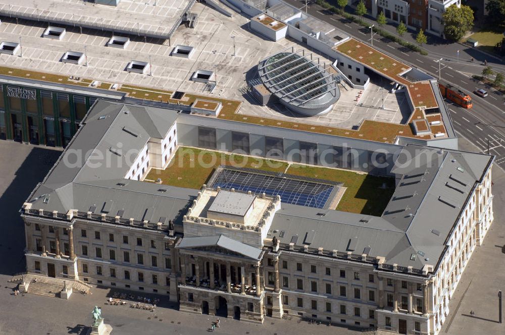 Braunschweig from above - Blick auf die Braunschweiger Schloss Arkaden. Die Braunschweiger Schloss Arkaden wurden am 29. März 2007 eröffnet. Sie sind eines der größten Wiederaufbauprojekte Europas. Nachdem die Fassade des spätklassizistischen Braunschweiger Residenzschlosses im Krieg beschädigt und letztendlich 1960 abgerissen wurde, erfolgte nun die aufwendige Rekonstruktion mit 600 Originalteilen des historischen Schlosses. Die übrigen Fassadenteile wurden von den Steinmetzen mühevoll neu hergestellt. Die Schloss Arkaden verfügen nun über 150 Shops. Und auch die Stadtbibliothek hat hier ihr neues zu hause gefunden. Kontakt: Schloss-Arkaden Braunschweig, Center-Management, Platz am Ritterbrunnen 1, 38100 Braunschweig, Tel.: +49(0)531 219406 0, Fax: +49(0)531 219406 66, E-Mail: info@schlossarkaden.de