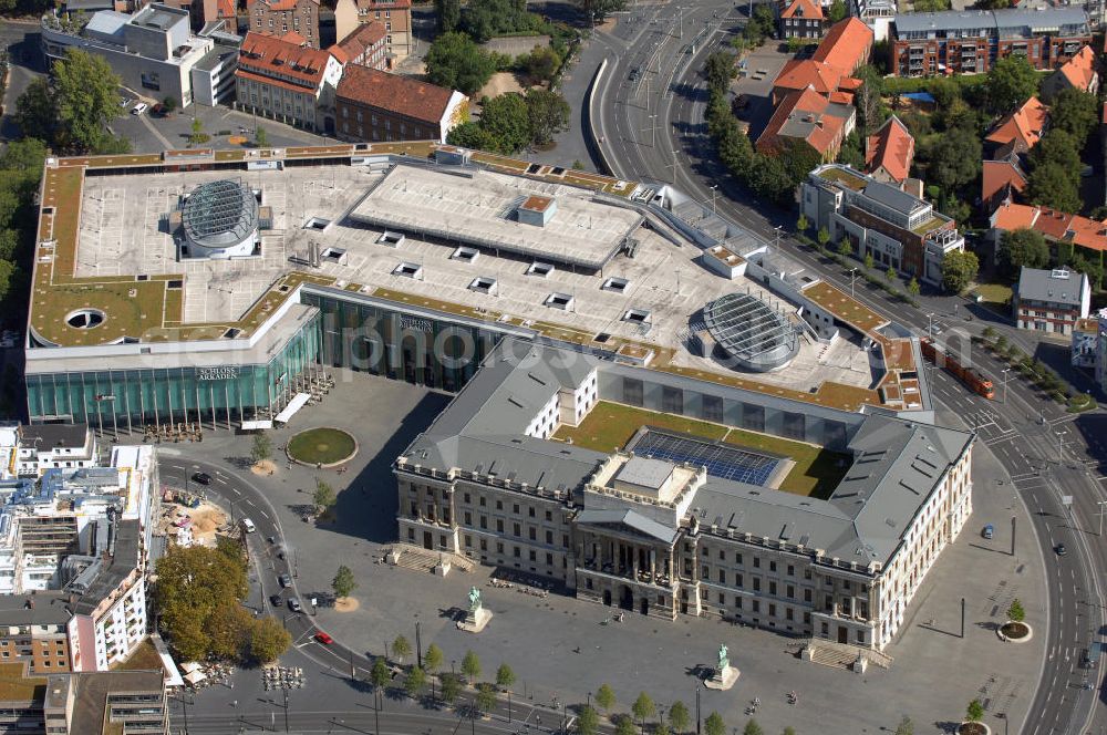 Braunschweig from the bird's eye view: Blick auf die Braunschweiger Schloss Arkaden. Die Braunschweiger Schloss Arkaden wurden am 29. März 2007 eröffnet. Sie sind eines der größten Wiederaufbauprojekte Europas. Nachdem die Fassade des spätklassizistischen Braunschweiger Residenzschlosses im Krieg beschädigt und letztendlich 1960 abgerissen wurde, erfolgte nun die aufwendige Rekonstruktion mit 600 Originalteilen des historischen Schlosses. Die übrigen Fassadenteile wurden von den Steinmetzen mühevoll neu hergestellt. Die Schloss Arkaden verfügen nun über 150 Shops. Und auch die Stadtbibliothek hat hier ihr neues zu hause gefunden. Kontakt: Schloss-Arkaden Braunschweig, Center-Management, Platz am Ritterbrunnen 1, 38100 Braunschweig, Tel.: +49(0)531 219406 0, Fax: +49(0)531 219406 66, E-Mail: info@schlossarkaden.de