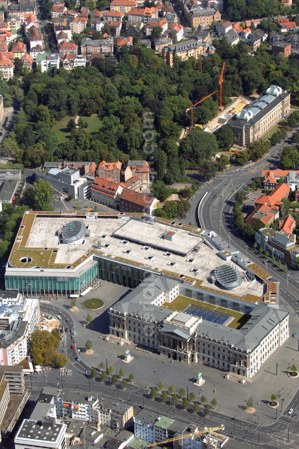 Aerial image Braunschweig - Blick auf die Braunschweiger Schloss Arkaden. Die Braunschweiger Schloss Arkaden wurden am 29. März 2007 eröffnet. Sie sind eines der größten Wiederaufbauprojekte Europas. Nachdem die Fassade des spätklassizistischen Braunschweiger Residenzschlosses im Krieg beschädigt und letztendlich 1960 abgerissen wurde, erfolgte nun die aufwendige Rekonstruktion mit 600 Originalteilen des historischen Schlosses. Die übrigen Fassadenteile wurden von den Steinmetzen mühevoll neu hergestellt. Die Schloss Arkaden verfügen nun über 150 Shops. Und auch die Stadtbibliothek hat hier ihr neues zu hause gefunden. Kontakt: Schloss-Arkaden Braunschweig, Center-Management, Platz am Ritterbrunnen 1, 38100 Braunschweig, Tel.: +49(0)531 219406 0, Fax: +49(0)531 219406 66, E-Mail: info@schlossarkaden.de