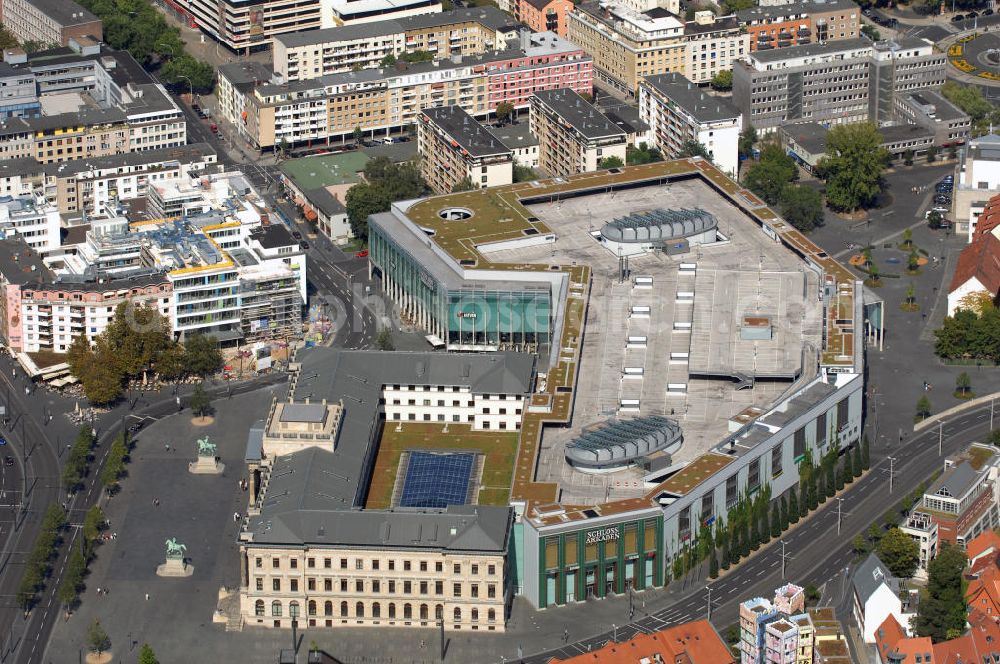 Aerial photograph Braunschweig - Blick auf die Braunschweiger Schloss Arkaden. Die Braunschweiger Schloss Arkaden wurden am 29. März 2007 eröffnet. Sie sind eines der größten Wiederaufbauprojekte Europas. Nachdem die Fassade des spätklassizistischen Braunschweiger Residenzschlosses im Krieg beschädigt und letztendlich 1960 abgerissen wurde, erfolgte nun die aufwendige Rekonstruktion mit 600 Originalteilen des historischen Schlosses. Die übrigen Fassadenteile wurden von den Steinmetzen mühevoll neu hergestellt. Die Schloss Arkaden verfügen nun über 150 Shops. Und auch die Stadtbibliothek hat hier ihr neues zu hause gefunden. Kontakt: Schloss-Arkaden Braunschweig, Center-Management, Platz am Ritterbrunnen 1, 38100 Braunschweig, Tel.: +49(0)531 219406 0, Fax: +49(0)531 219406 66, E-Mail: info@schlossarkaden.de