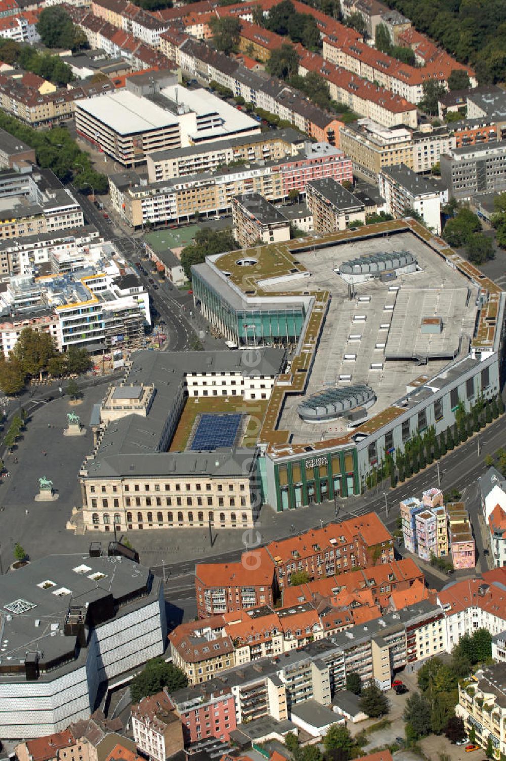 Braunschweig from above - Blick auf die Braunschweiger Schloss Arkaden. Die Braunschweiger Schloss Arkaden wurden am 29. März 2007 eröffnet. Sie sind eines der größten Wiederaufbauprojekte Europas. Nachdem die Fassade des spätklassizistischen Braunschweiger Residenzschlosses im Krieg beschädigt und letztendlich 1960 abgerissen wurde, erfolgte nun die aufwendige Rekonstruktion mit 600 Originalteilen des historischen Schlosses. Die übrigen Fassadenteile wurden von den Steinmetzen mühevoll neu hergestellt. Die Schloss Arkaden verfügen nun über 150 Shops. Und auch die Stadtbibliothek hat hier ihr neues zu hause gefunden. Kontakt: Schloss-Arkaden Braunschweig, Center-Management, Platz am Ritterbrunnen 1, 38100 Braunschweig, Tel.: +49(0)531 219406 0, Fax: +49(0)531 219406 66, E-Mail: info@schlossarkaden.de