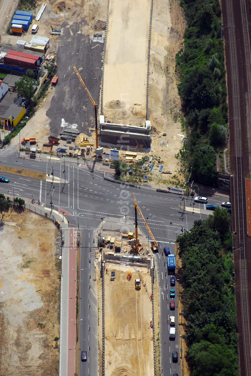 Berlin from above - Blick auf eine Brückenbaustelle der Sächsische Bau GmbH an der Oberspreestraße in Berlin-Niederschöneweide. Sächsische Bau GmbH, herr rainer Möbius, Am Waldschlößchen 1, 01099 DD, Tel.: 0351-8768112, mail: rmoebius@wiebe.de