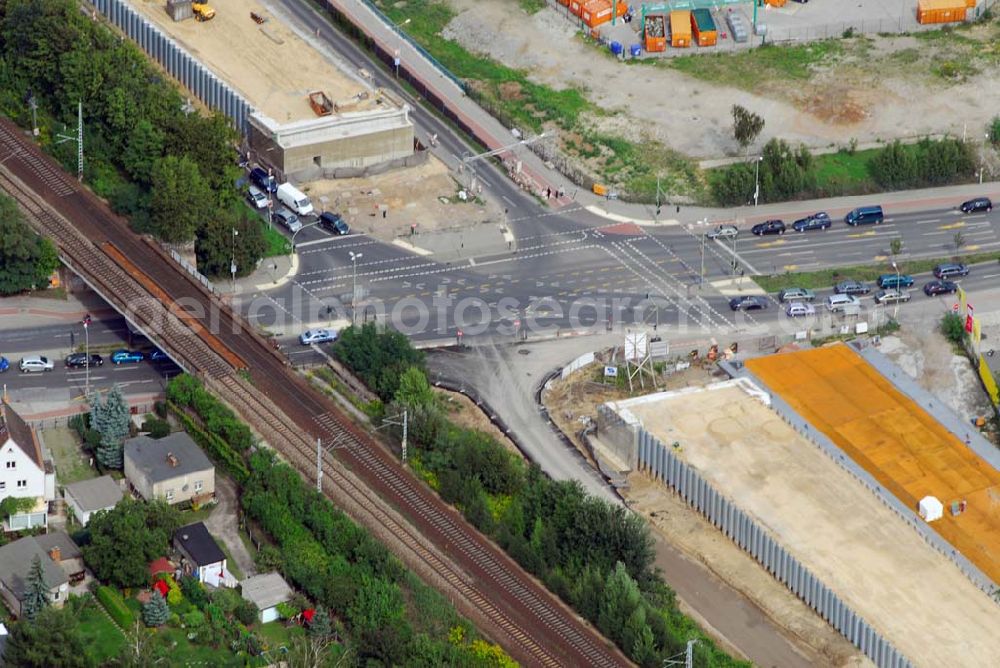 Berlin from above - Blick auf eine Brückenbaustelle der Sächsische Bau GmbH an der Oberspreestraße in Berlin-Niederschöneweide. Sächsische Bau GmbH, herr rainer Möbius, Am Waldschlößchen 1, 01099 DD, Tel.: 0351-8768112, mail: rmoebius@wiebe.de