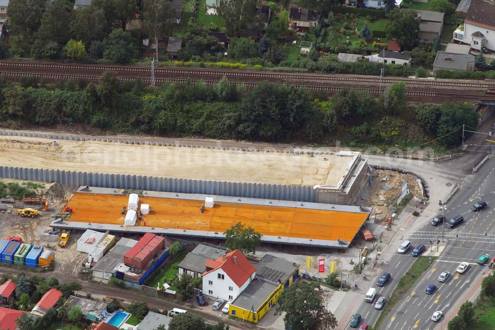 Berlin from the bird's eye view: Blick auf eine Brückenbaustelle der Sächsische Bau GmbH an der Oberspreestraße in Berlin-Niederschöneweide. Sächsische Bau GmbH, herr rainer Möbius, Am Waldschlößchen 1, 01099 DD, Tel.: 0351-8768112, mail: rmoebius@wiebe.de