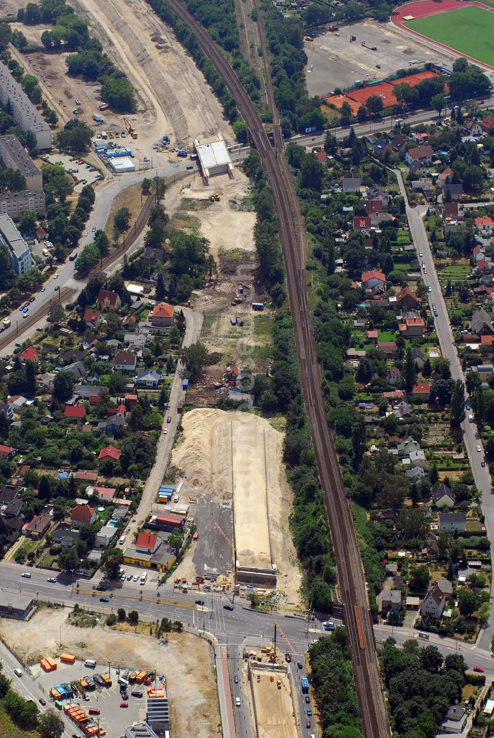 Berlin from the bird's eye view: Blick auf eine Brückenbaustelle der Sächsische Bau GmbH an der Oberspreestraße in Berlin-Niederschöneweide. Sächsische Bau GmbH, herr rainer Möbius, Am Waldschlößchen 1, 01099 DD, Tel.: 0351-8768112, mail: rmoebius@wiebe.de