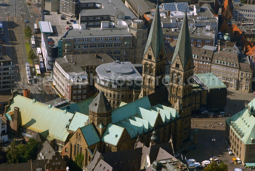 Bremen from above - Blick auf die Bremer Altstadt mit dem Bremer Rathaus und dem Marktplatz.Das Bremer Rathaus liegt mitten in der Bremer Altstadt am Marktplatz. Gegenüber befindet sich der Schütting, direkt davor der Bremer Roland, rechts der Bremer Dom und das moderne Gebäude der Bremer Bürgerschaft, links die Kirche Unser Lieben Frauen. An der Westseite steht die Bronzeplastik der Bremer Stadtmusikanten von Gerhard Marcks. Adresse: Bremer Rathaus, Am Markt 21, 28195 Bremen Das Alte Rathaus wurde 1405-1409 als gotischer Saalgeschossbau erbaut. Der bremische Baumeister Lüder von Bentheim (ca. 1555-1612) renovierte von 1595-1612 das Rathaus und gestaltete die neue Fassade zum Markt hin. Die Fassade im Stil der Weserrenaissance zeigt Architekturelemente nach Entwürfen von Meistern der niederländischen Renaissance wie Hans Vredeman de Vries, Hendrick Goltzius und Jacob Floris. 1909-1913 erweiterte der Münchener Architekt Gabriel von Seidl das Rathaus durch einen rückwärtigen Anbau im Stil der Neorenaissance. Durch Verschalung der Aussenwände überstanden Rathaus und Roland die Bomben des 2. Weltkriegs, die mehr als 60 % von Bremen zerstörten, weitgehend unbeschädigt. Es wurde mehrfach, zuletzt 2003, restauriert.