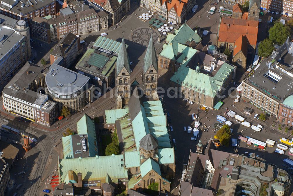 Bremen from the bird's eye view: Blick auf die Bremer Altstadt mit dem Bremer Rathaus und dem Marktplatz.Das Bremer Rathaus liegt mitten in der Bremer Altstadt am Marktplatz. Gegenüber befindet sich der Schütting, direkt davor der Bremer Roland, rechts der Bremer Dom und das moderne Gebäude der Bremer Bürgerschaft, links die Kirche Unser Lieben Frauen. An der Westseite steht die Bronzeplastik der Bremer Stadtmusikanten von Gerhard Marcks. Adresse: Bremer Rathaus, Am Markt 21, 28195 Bremen Das Alte Rathaus wurde 1405-1409 als gotischer Saalgeschossbau erbaut. Der bremische Baumeister Lüder von Bentheim (ca. 1555-1612) renovierte von 1595-1612 das Rathaus und gestaltete die neue Fassade zum Markt hin. Die Fassade im Stil der Weserrenaissance zeigt Architekturelemente nach Entwürfen von Meistern der niederländischen Renaissance wie Hans Vredeman de Vries, Hendrick Goltzius und Jacob Floris. 1909-1913 erweiterte der Münchener Architekt Gabriel von Seidl das Rathaus durch einen rückwärtigen Anbau im Stil der Neorenaissance. Durch Verschalung der Aussenwände überstanden Rathaus und Roland die Bomben des 2. Weltkriegs, die mehr als 60 % von Bremen zerstörten, weitgehend unbeschädigt. Es wurde mehrfach, zuletzt 2003, restauriert.