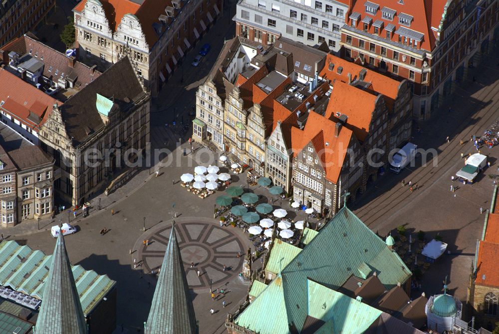 Aerial image Bremen - Blick auf die Bremer Altstadt mit dem Bremer Rathaus und dem Marktplatz.Das Bremer Rathaus liegt mitten in der Bremer Altstadt am Marktplatz. Gegenüber befindet sich der Schütting, direkt davor der Bremer Roland, rechts der Bremer Dom und das moderne Gebäude der Bremer Bürgerschaft, links die Kirche Unser Lieben Frauen. An der Westseite steht die Bronzeplastik der Bremer Stadtmusikanten von Gerhard Marcks. Adresse: Bremer Rathaus, Am Markt 21, 28195 Bremen Das Alte Rathaus wurde 1405-1409 als gotischer Saalgeschossbau erbaut. Der bremische Baumeister Lüder von Bentheim (ca. 1555-1612) renovierte von 1595-1612 das Rathaus und gestaltete die neue Fassade zum Markt hin. Die Fassade im Stil der Weserrenaissance zeigt Architekturelemente nach Entwürfen von Meistern der niederländischen Renaissance wie Hans Vredeman de Vries, Hendrick Goltzius und Jacob Floris. 1909-1913 erweiterte der Münchener Architekt Gabriel von Seidl das Rathaus durch einen rückwärtigen Anbau im Stil der Neorenaissance. Durch Verschalung der Aussenwände überstanden Rathaus und Roland die Bomben des 2. Weltkriegs, die mehr als 60 % von Bremen zerstörten, weitgehend unbeschädigt. Es wurde mehrfach, zuletzt 2003, restauriert.