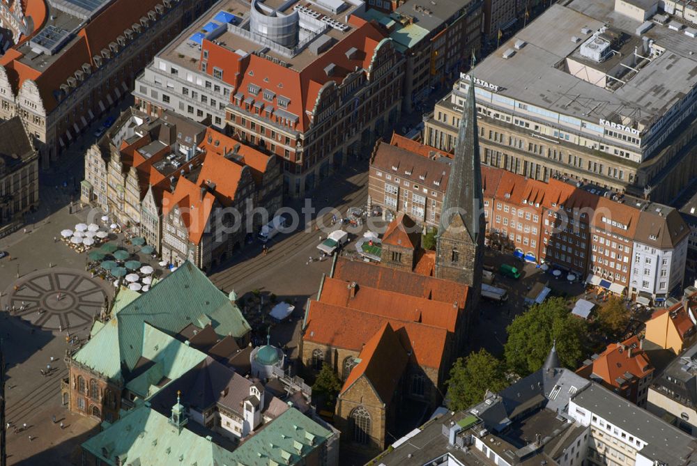 Aerial photograph Bremen - Blick auf die Bremer Altstadt mit dem Bremer Rathaus und dem Marktplatz.Das Bremer Rathaus liegt mitten in der Bremer Altstadt am Marktplatz. Gegenüber befindet sich der Schütting, direkt davor der Bremer Roland, rechts der Bremer Dom und das moderne Gebäude der Bremer Bürgerschaft, links die Kirche Unser Lieben Frauen. An der Westseite steht die Bronzeplastik der Bremer Stadtmusikanten von Gerhard Marcks. Adresse: Bremer Rathaus, Am Markt 21, 28195 Bremen Das Alte Rathaus wurde 1405-1409 als gotischer Saalgeschossbau erbaut. Der bremische Baumeister Lüder von Bentheim (ca. 1555-1612) renovierte von 1595-1612 das Rathaus und gestaltete die neue Fassade zum Markt hin. Die Fassade im Stil der Weserrenaissance zeigt Architekturelemente nach Entwürfen von Meistern der niederländischen Renaissance wie Hans Vredeman de Vries, Hendrick Goltzius und Jacob Floris. 1909-1913 erweiterte der Münchener Architekt Gabriel von Seidl das Rathaus durch einen rückwärtigen Anbau im Stil der Neorenaissance. Durch Verschalung der Aussenwände überstanden Rathaus und Roland die Bomben des 2. Weltkriegs, die mehr als 60 % von Bremen zerstörten, weitgehend unbeschädigt. Es wurde mehrfach, zuletzt 2003, restauriert.