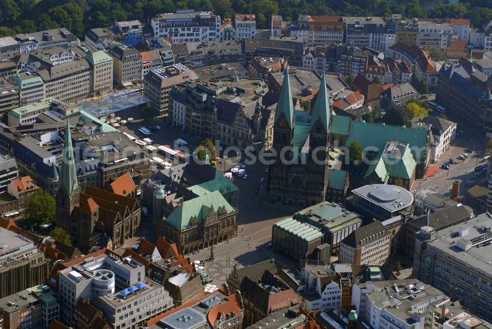 Bremen from above - Blick auf die Bremer Altstadt mit dem Bremer Rathaus und dem Marktplatz.Das Bremer Rathaus liegt mitten in der Bremer Altstadt am Marktplatz. Gegenüber befindet sich der Schütting, direkt davor der Bremer Roland, rechts der Bremer Dom und das moderne Gebäude der Bremer Bürgerschaft, links die Kirche Unser Lieben Frauen. An der Westseite steht die Bronzeplastik der Bremer Stadtmusikanten von Gerhard Marcks. Adresse: Bremer Rathaus, Am Markt 21, 28195 Bremen Das Alte Rathaus wurde 1405-1409 als gotischer Saalgeschossbau erbaut. Der bremische Baumeister Lüder von Bentheim (ca. 1555-1612) renovierte von 1595-1612 das Rathaus und gestaltete die neue Fassade zum Markt hin. Die Fassade im Stil der Weserrenaissance zeigt Architekturelemente nach Entwürfen von Meistern der niederländischen Renaissance wie Hans Vredeman de Vries, Hendrick Goltzius und Jacob Floris. 1909-1913 erweiterte der Münchener Architekt Gabriel von Seidl das Rathaus durch einen rückwärtigen Anbau im Stil der Neorenaissance. Durch Verschalung der Aussenwände überstanden Rathaus und Roland die Bomben des 2. Weltkriegs, die mehr als 60 % von Bremen zerstörten, weitgehend unbeschädigt. Es wurde mehrfach, zuletzt 2003, restauriert.