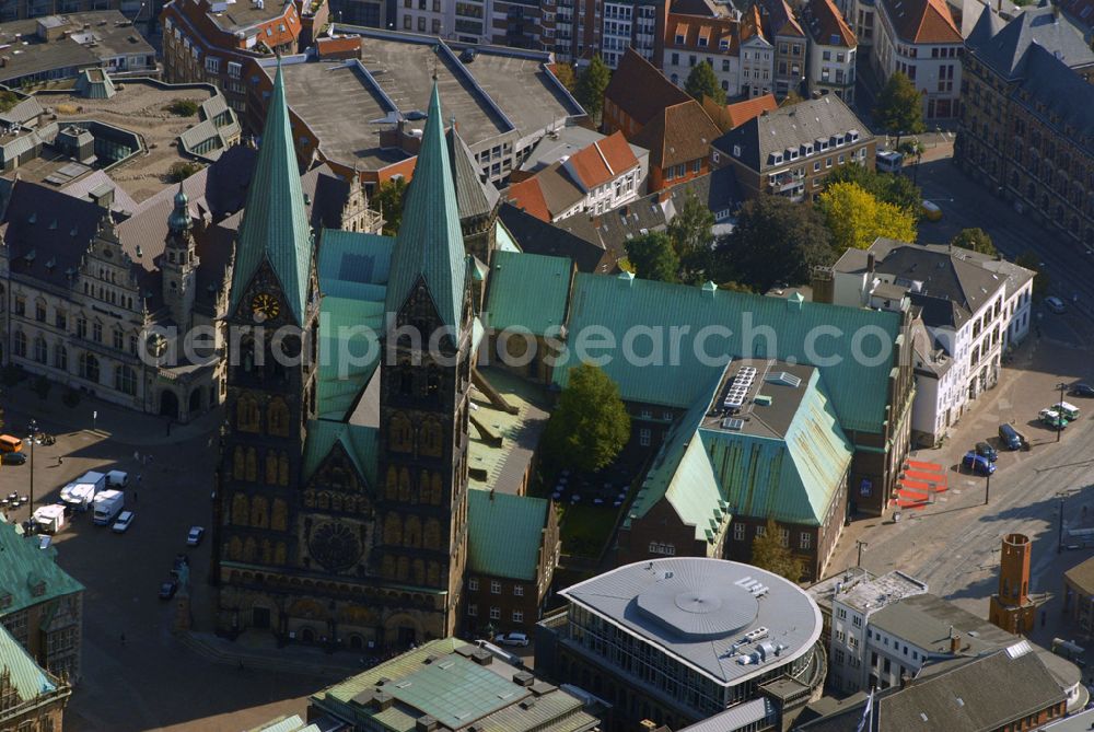 Bremen from the bird's eye view: Blick auf die Bremer Altstadt mit dem Bremer Rathaus und dem Marktplatz.Das Bremer Rathaus liegt mitten in der Bremer Altstadt am Marktplatz. Gegenüber befindet sich der Schütting, direkt davor der Bremer Roland, rechts der Bremer Dom und das moderne Gebäude der Bremer Bürgerschaft, links die Kirche Unser Lieben Frauen. An der Westseite steht die Bronzeplastik der Bremer Stadtmusikanten von Gerhard Marcks. Adresse: Bremer Rathaus, Am Markt 21, 28195 Bremen Das Alte Rathaus wurde 1405-1409 als gotischer Saalgeschossbau erbaut. Der bremische Baumeister Lüder von Bentheim (ca. 1555-1612) renovierte von 1595-1612 das Rathaus und gestaltete die neue Fassade zum Markt hin. Die Fassade im Stil der Weserrenaissance zeigt Architekturelemente nach Entwürfen von Meistern der niederländischen Renaissance wie Hans Vredeman de Vries, Hendrick Goltzius und Jacob Floris. 1909-1913 erweiterte der Münchener Architekt Gabriel von Seidl das Rathaus durch einen rückwärtigen Anbau im Stil der Neorenaissance. Durch Verschalung der Aussenwände überstanden Rathaus und Roland die Bomben des 2. Weltkriegs, die mehr als 60 % von Bremen zerstörten, weitgehend unbeschädigt. Es wurde mehrfach, zuletzt 2003, restauriert.