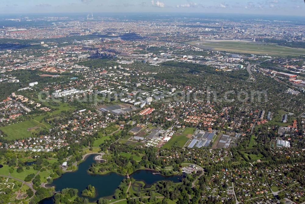 Berlin-Britz from above - Blick auf die Wohngebiete am Britzer Garten in Berlin-Britz