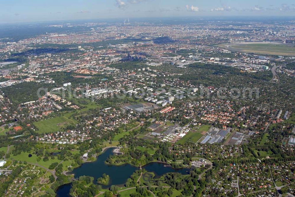 Berlin-Britz from the bird's eye view: Blick auf die Wohngebiete am Britzer Garten in Berlin-Britz