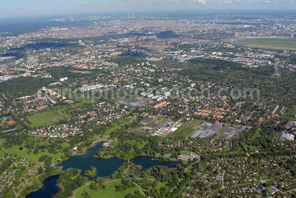 Aerial image Berlin-Britz - Blick auf die Wohngebiete am Britzer Garten in Berlin-Britz