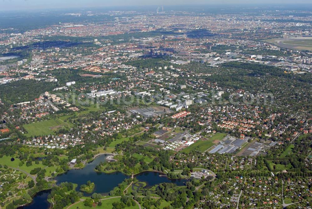 Aerial photograph Berlin-Britz - Blick auf die Wohngebiete am Britzer Garten in Berlin-Britz