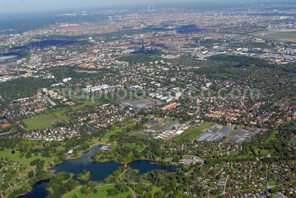 Berlin-Britz from above - Blick auf die Wohngebiete am Britzer Garten in Berlin-Britz