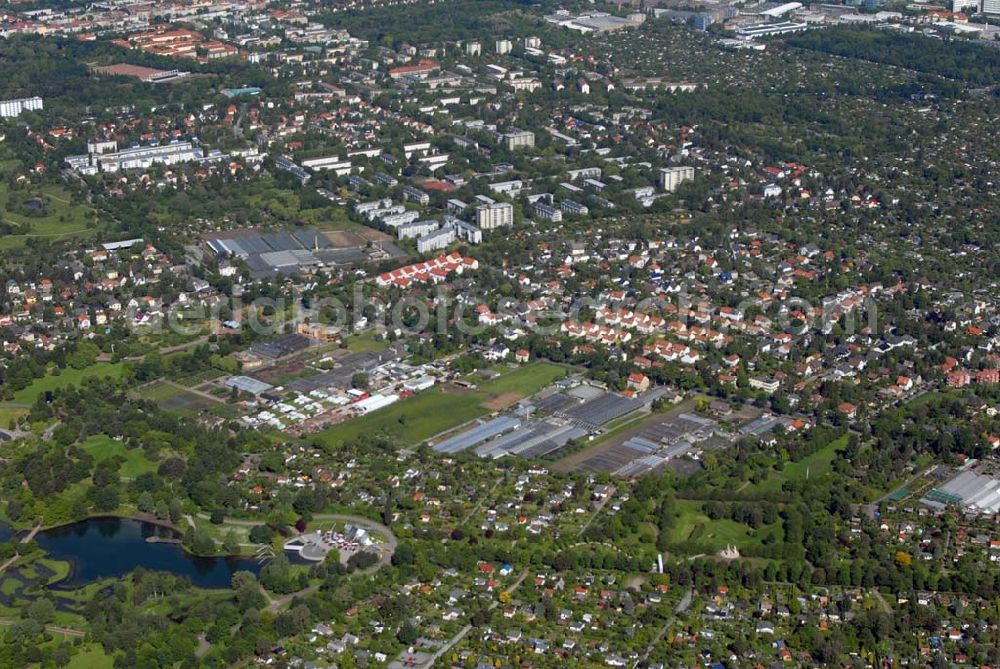 Berlin-Britz from the bird's eye view: Blick auf die Wohngebiete am Britzer Garten in Berlin-Britz