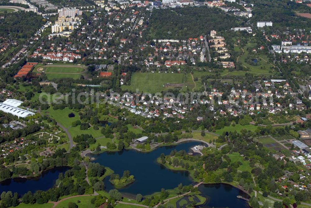 Aerial photograph Berlin-Britz - Blick auf die Wohngebiete am Britzer Garten in Berlin-Britz