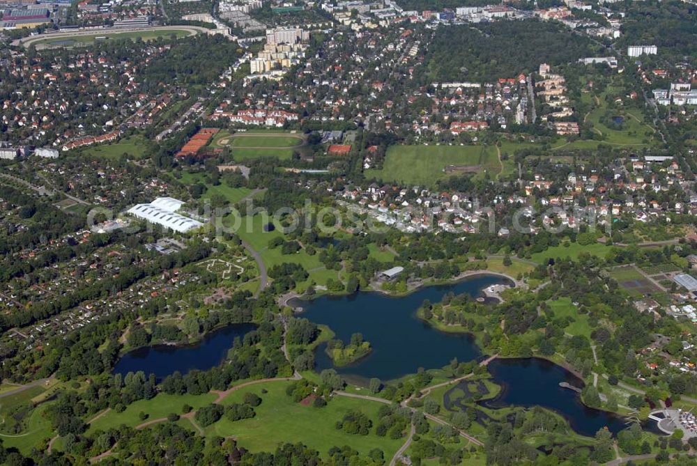 Berlin-Britz from the bird's eye view: Blick auf die Wohngebiete am Britzer Garten in Berlin-Britz