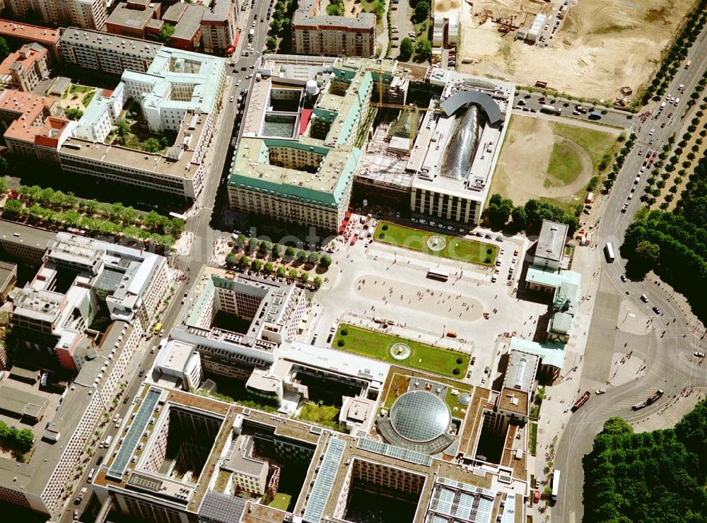 Aerial photograph Berlin - Blick auf das Büro- und Geschäftshaus Unter den Linden 78 der STOFFEL HOLDING GmbH vor der Französischen Botschaft am Pariser Platz mit dem Brandenburger Tor in unmittelbarer Nähe zum Spreebogen - Regierungsviertel.