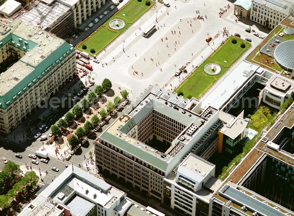 Berlin from above - Blick auf das Büro- und Geschäftshaus Unter den Linden 78 der STOFFEL HOLDING GmbH vor der Französischen Botschaft am Pariser Platz mit dem Brandenburger Tor in unmittelbarer Nähe zum Spreebogen - Regierungsviertel.