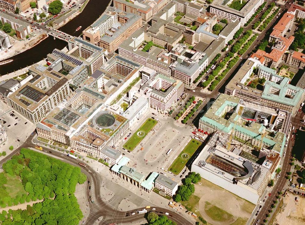 Aerial image Berlin - Blick auf das Büro- und Geschäftshaus Unter den Linden 78 der STOFFEL HOLDING GmbH vor der Französischen Botschaft am Pariser Platz mit dem Brandenburger Tor in unmittelbarer Nähe zum Spreebogen - Regierungsviertel.