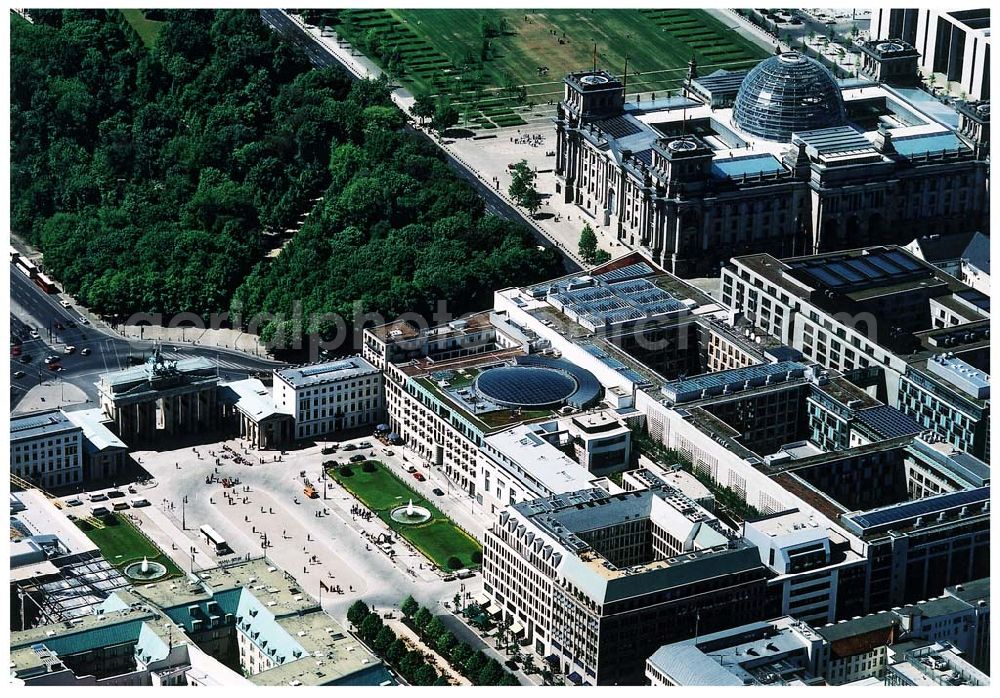 Aerial photograph Berlin - Blick auf das Büro- und Geschäftshaus Unter den Linden 78 der STOFFEL HOLDING GmbH vor der Französischen Botschaft am Pariser Platz mit dem Brandenburger Tor in unmittelbarer Nähe zum Spreebogen - Regierungsviertel.