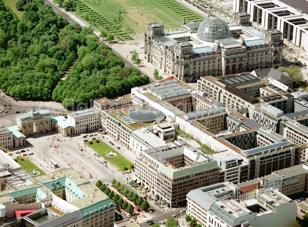 Berlin from above - Blick auf das Büro- und Geschäftshaus Unter den Linden 78 der STOFFEL HOLDING GmbH vor der Französischen Botschaft am Pariser Platz mit dem Brandenburger Tor in unmittelbarer Nähe zum Spreebogen - Regierungsviertel.