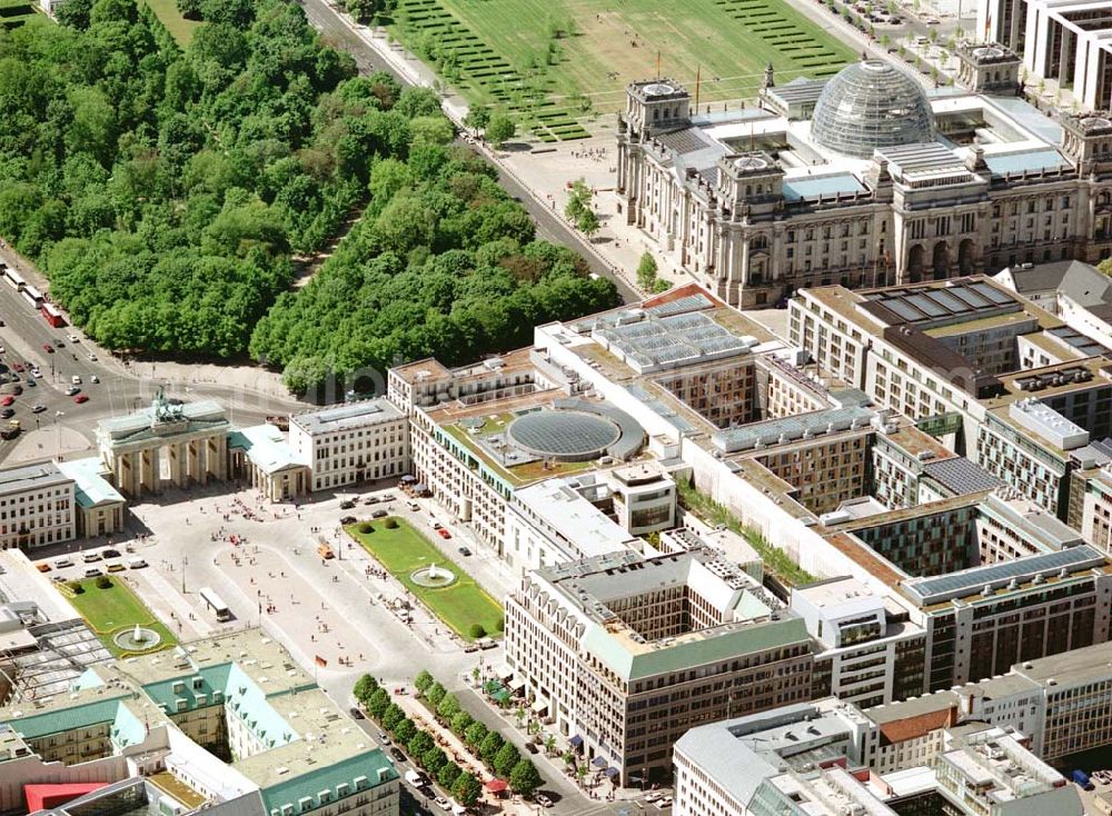 Berlin from the bird's eye view: Blick auf das Büro- und Geschäftshaus Unter den Linden 78 der STOFFEL HOLDING GmbH vor der Französischen Botschaft am Pariser Platz mit dem Brandenburger Tor in unmittelbarer Nähe zum Spreebogen - Regierungsviertel.