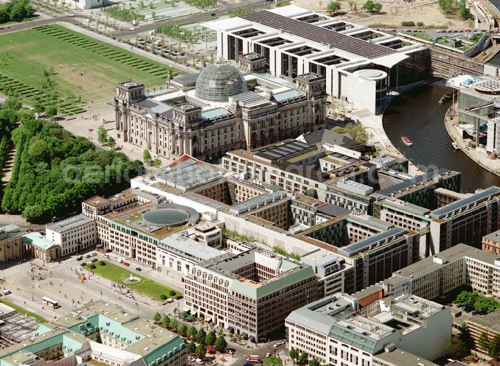 Aerial image Berlin - Blick auf das Büro- und Geschäftshaus Unter den Linden 78 der STOFFEL HOLDING GmbH vor der Französischen Botschaft am Pariser Platz mit dem Brandenburger Tor in unmittelbarer Nähe zum Spreebogen - Regierungsviertel.