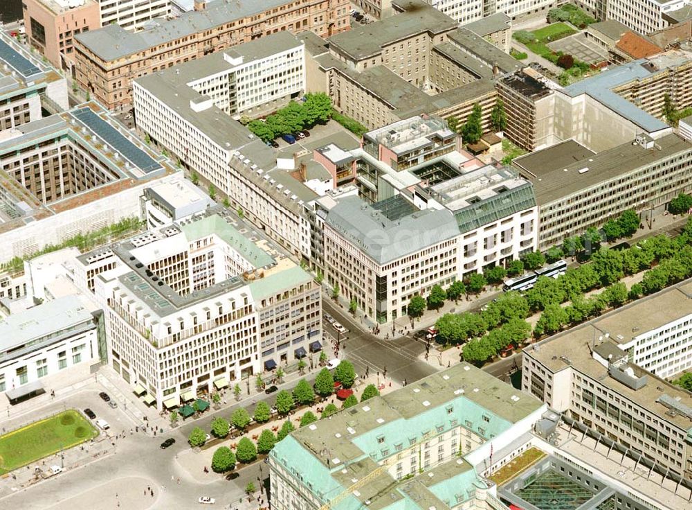 Aerial photograph Berlin - Blick auf das Büro- und Geschäftshaus Unter den Linden 78 der STOFFEL HOLDING GmbH vor der Französischen Botschaft am Pariser Platz mit dem Brandenburger Tor in unmittelbarer Nähe zum Spreebogen - Regierungsviertel.