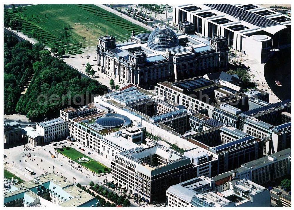 Berlin from above - Blick auf das Büro- und Geschäftshaus Unter den Linden 78 der STOFFEL HOLDING GmbH vor der Französischen Botschaft am Pariser Platz mit dem Brandenburger Tor in unmittelbarer Nähe zum Spreebogen - Regierungsviertel.07.05.2003