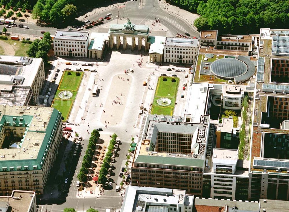 Berlin from the bird's eye view: Blick auf das Büro- und Geschäftshaus Unter den Linden 78 der STOFFEL HOLDING GmbH vor der Französischen Botschaft am Pariser Platz mit dem Brandenburger Tor in unmittelbarer Nähe zum Spreebogen - Regierungsviertel.