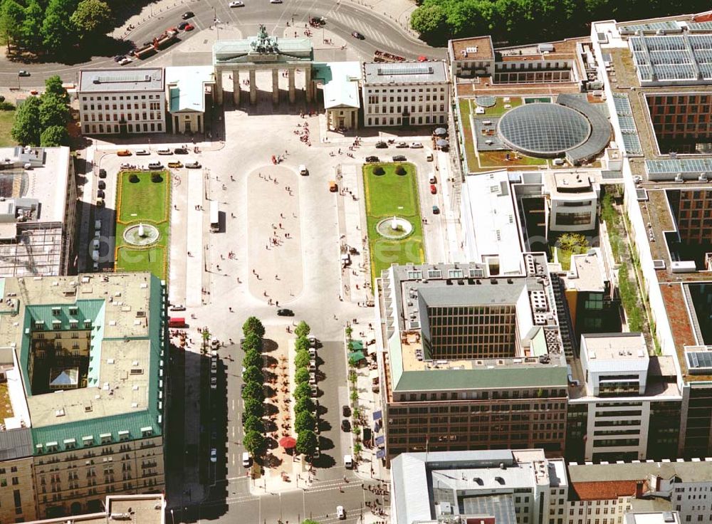 Aerial image Berlin - Blick auf das Büro- und Geschäftshaus Unter den Linden 78 der STOFFEL HOLDING GmbH vor der Französischen Botschaft am Pariser Platz mit dem Brandenburger Tor in unmittelbarer Nähe zum Spreebogen - Regierungsviertel.