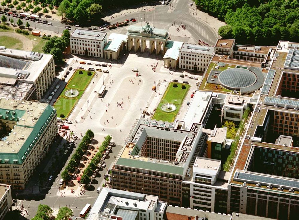 Aerial photograph Berlin - Blick auf das Büro- und Geschäftshaus Unter den Linden 78 der STOFFEL HOLDING GmbH vor der Französischen Botschaft am Pariser Platz mit dem Brandenburger Tor in unmittelbarer Nähe zum Spreebogen - Regierungsviertel.