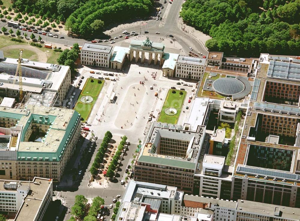 Berlin from above - Blick auf das Büro- und Geschäftshaus Unter den Linden 78 der STOFFEL HOLDING GmbH vor der Französischen Botschaft am Pariser Platz mit dem Brandenburger Tor in unmittelbarer Nähe zum Spreebogen - Regierungsviertel.