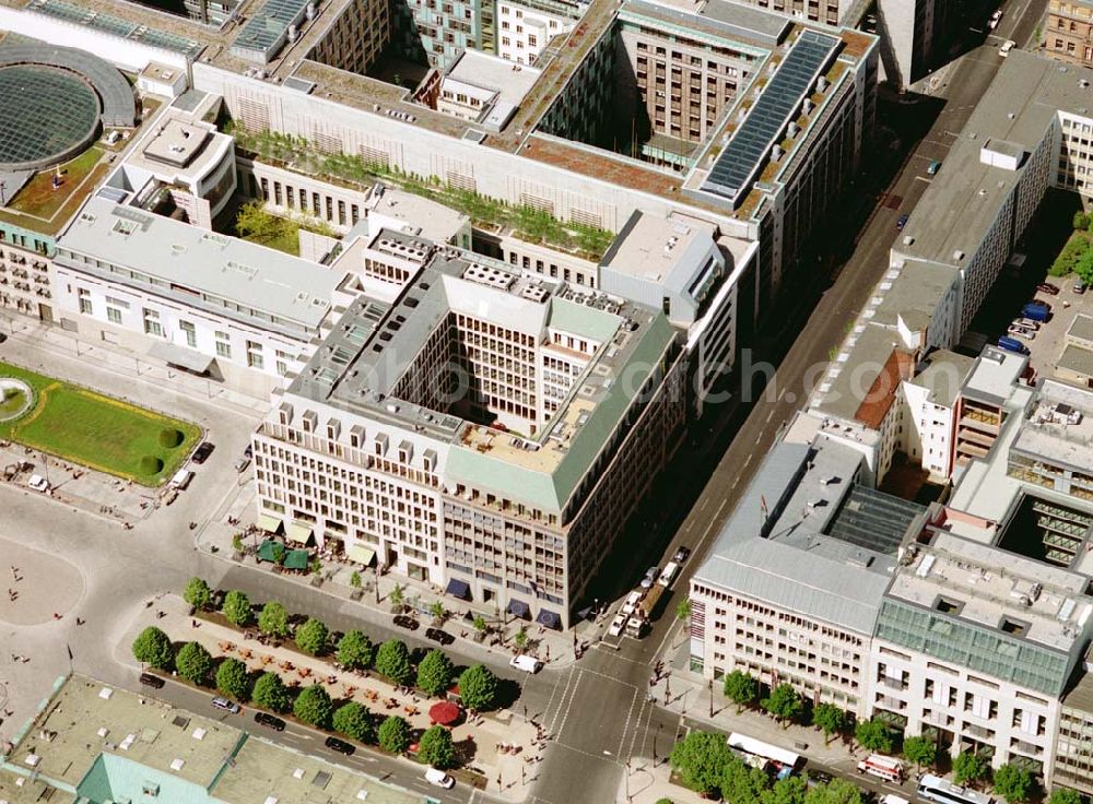 Berlin from the bird's eye view: Blick auf das Büro- und Geschäftshaus Unter den Linden 78 der STOFFEL HOLDING GmbH vor der Französischen Botschaft am Pariser Platz mit dem Brandenburger Tor in unmittelbarer Nähe zum Spreebogen - Regierungsviertel.