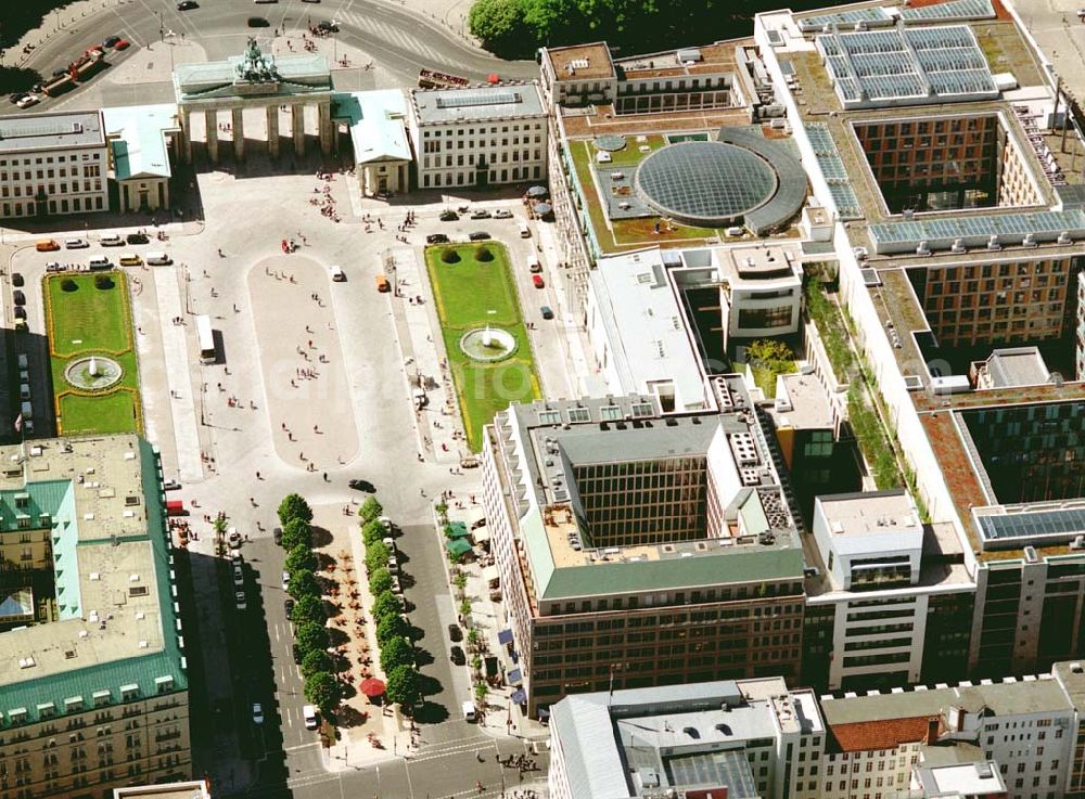 Aerial image Berlin - Blick auf das Büro- und Geschäftshaus Unter den Linden 78 der STOFFEL HOLDING GmbH vor der Französischen Botschaft am Pariser Platz mit dem Brandenburger Tor in unmittelbarer Nähe zum Spreebogen - Regierungsviertel.