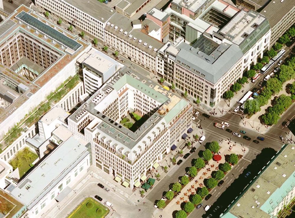 Aerial photograph Berlin - Blick auf das Büro- und Geschäftshaus Unter den Linden 78 der STOFFEL HOLDING GmbH vor der Französischen Botschaft am Pariser Platz mit dem Brandenburger Tor in unmittelbarer Nähe zum Spreebogen - Regierungsviertel.