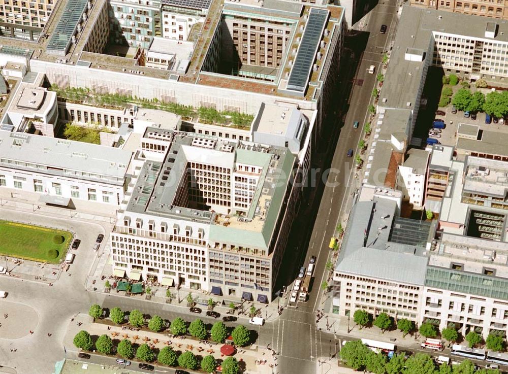 Berlin from the bird's eye view: Blick auf das Büro- und Geschäftshaus Unter den Linden 78 der STOFFEL HOLDING GmbH vor der Französischen Botschaft am Pariser Platz mit dem Brandenburger Tor in unmittelbarer Nähe zum Spreebogen - Regierungsviertel.