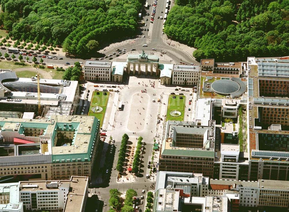 Aerial image Berlin - Blick auf das Büro- und Geschäftshaus Unter den Linden 78 der STOFFEL HOLDING GmbH vor der Französischen Botschaft am Pariser Platz mit dem Brandenburger Tor in unmittelbarer Nähe zum Spreebogen - Regierungsviertel.