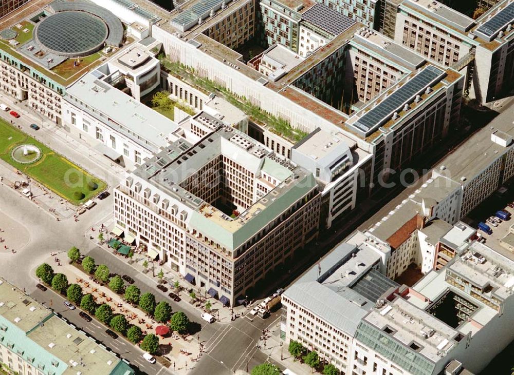 Aerial photograph Berlin - Blick auf das Büro- und Geschäftshaus Unter den Linden 78 der STOFFEL HOLDING GmbH vor der Französischen Botschaft am Pariser Platz mit dem Brandenburger Tor in unmittelbarer Nähe zum Spreebogen - Regierungsviertel.