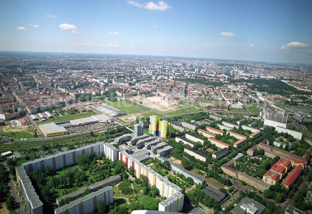 Berlin from above - Blick auf das Büro- und Geschäftshausareal Storkower Bogen der Jost Hurler Beteiligungs- und Verwaltungsgesellschaft GmbH an der Storkower Strasse 207 in 10369 Berlin.