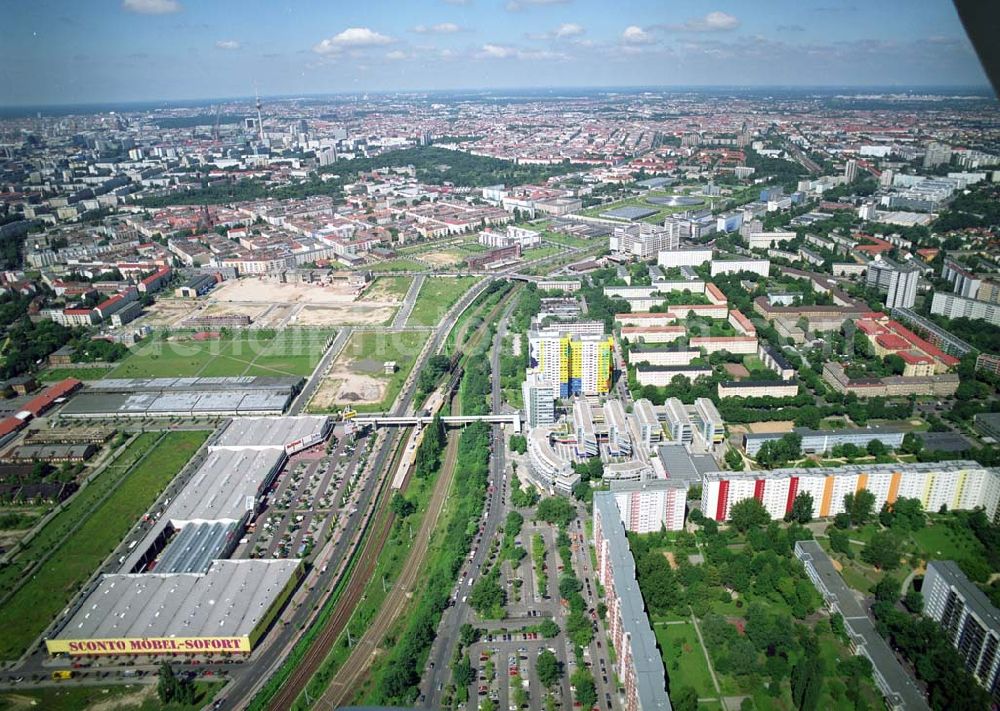 Berlin from the bird's eye view: Blick auf das Büro- und Geschäftshausareal Storkower Bogen der Jost Hurler Beteiligungs- und Verwaltungsgesellschaft GmbH an der Storkower Strasse 207 in 10369 Berlin.