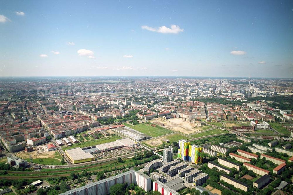 Aerial image Berlin - Blick auf das Büro- und Geschäftshausareal Storkower Bogen der Jost Hurler Beteiligungs- und Verwaltungsgesellschaft GmbH an der Storkower Strasse 207 in 10369 Berlin.