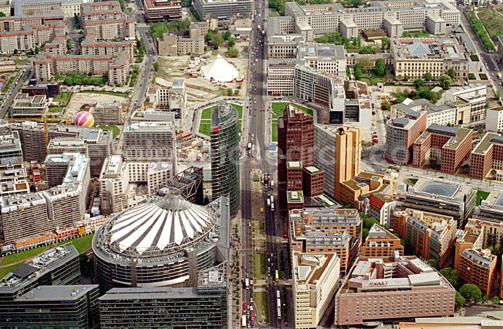 Berlin - Tiergarten from above - Blick auf die Büro- und Geschäftshäuser des Potsdamer Platzes mit dem SONY-Center und dem Leipziger Platz im Hintergrund