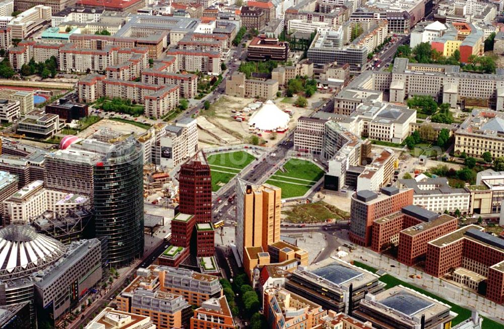 Aerial photograph Berlin - Tiergarten - Blick auf die Büro- und Geschäftshäuser des Potsdamer Platzes mit dem SONY-Center und dem Leipziger Platz im Hintergrund