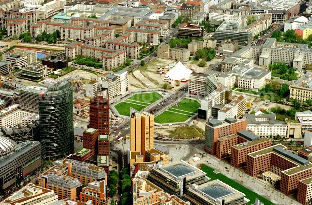 Berlin - Tiergarten from above - Blick auf die Büro- und Geschäftshäuser des Potsdamer Platzes mit dem SONY-Center und dem Leipziger Platz im Hintergrund