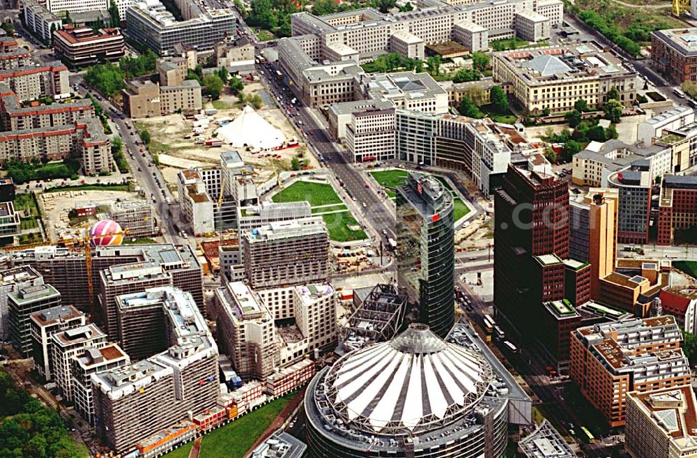 Berlin - Tiergarten from above - Blick auf die Büro- und Geschäftshäuser des Potsdamer Platzes mit dem SONY-Center und dem Leipziger Platz im Hintergrund